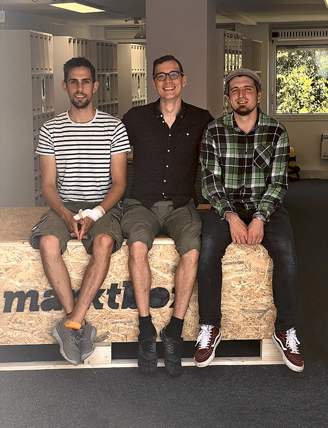 Teamfoto bei der Arbeit im marktbox-Büro